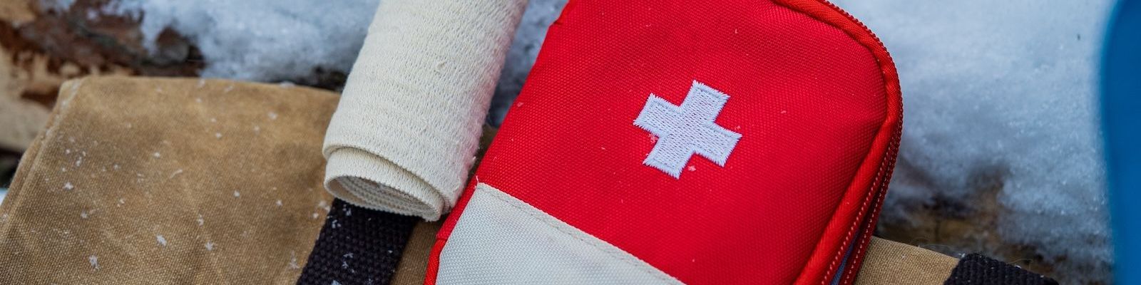 Trousse de secours pour des vacances au ski réussies